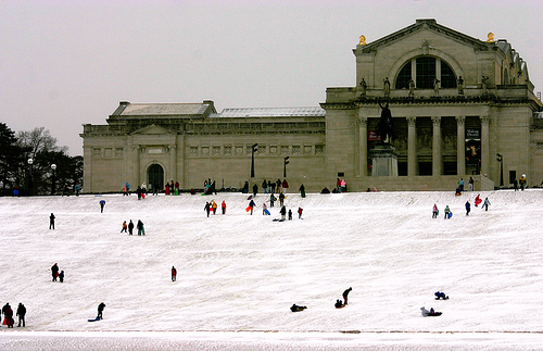 Snow Days in St. Louis: Sledding on Art Hill - Arch City Homes #stlouis #sledding